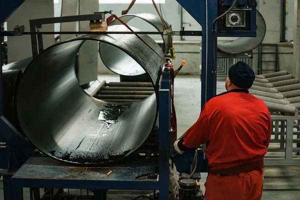 Trabajador Una Planta Rodante Tubos Línea Transportadora Empresa Metalurgia Ferrosa — Foto de Stock