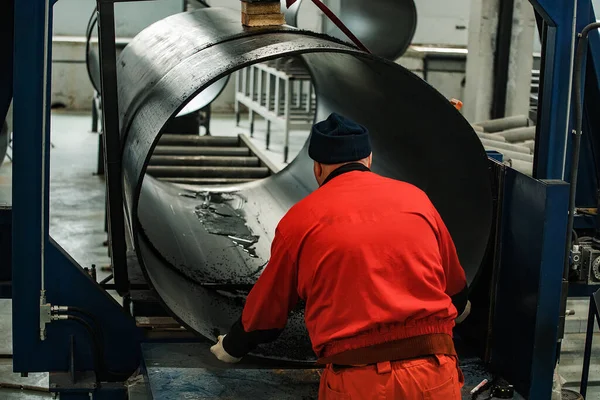 Trabajador Una Planta Rodante Tubos Línea Transportadora Empresa Metalurgia Ferrosa — Foto de Stock