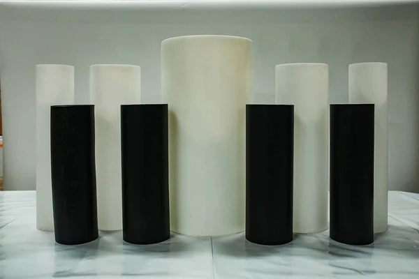 Tubos Plástico Cilíndrico Preto Diferentes Diâmetros Estão Estoque Amostras Exposição — Fotografia de Stock