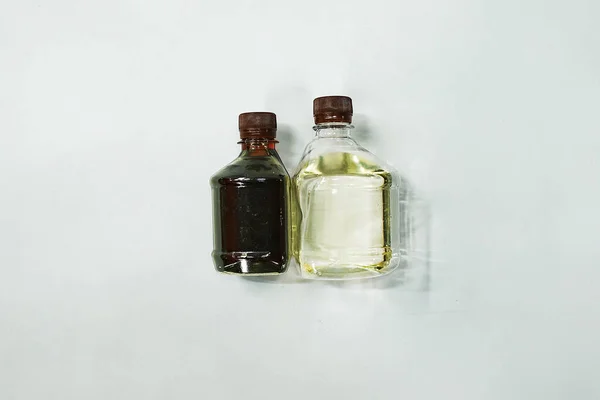 Две Пластиковые Бутылки Маслом Горючим Топливом Лабораторный Анализ Образцов Жидкости — стоковое фото