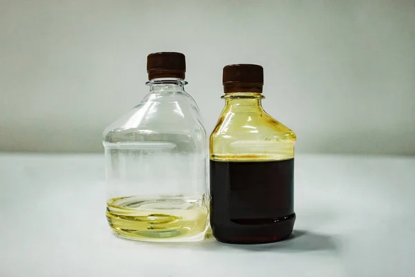 Dos Botellas Plástico Con Aceite Combustible Análisis Laboratorio Muestras Líquidas —  Fotos de Stock