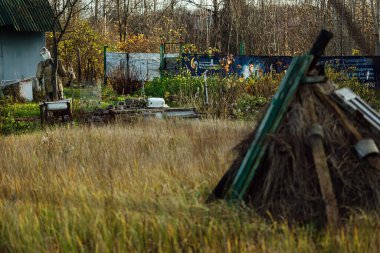 Sonbahar Köy Sokağı. Kır hayatının sakin ve huzurlu manzarası. Tahta çitlerin arkasında bir katlı taş evler. güneşli soğuk hava