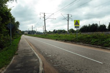 Demiryolu rayları ufka kadar uzanıyor. Çakıl, raylar arasındaki pusucuların üzerine dökülür. Raylarda hiç tren yok. Demiryolu taşıma otoyolu