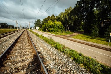 Demiryolu rayları ufka kadar uzanıyor. Çakıl, raylar arasındaki pusucuların üzerine dökülür. Raylarda hiç tren yok. Demiryolu taşıma otoyolu