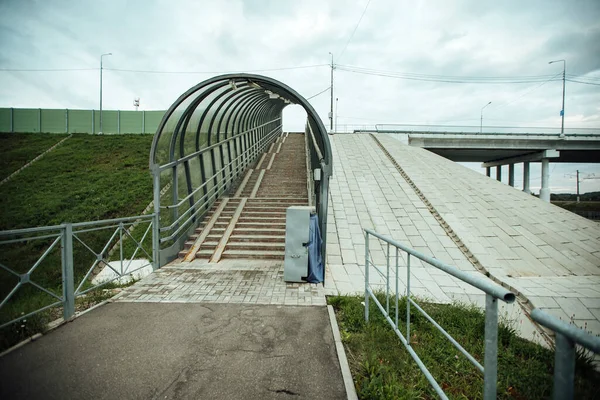 Aboveground Pedestrian Crossing Stairs People Cross Railway Tracks Engineering Structure — Stock Photo, Image