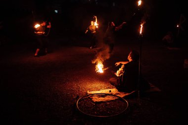 Karanlıkta tehlikeli ve güzel bir fireshow. Mitolojik yaratıklardan oluşan kostümlü sanatçılar ellerinde yanan personel ve yelpaze tutuyorlar. Ateşle hokkabaz