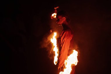 Karanlıkta tehlikeli ve güzel bir fireshow. Mitolojik yaratıklardan oluşan kostümlü sanatçılar ellerinde yanan personel ve yelpaze tutuyorlar. Ateşle hokkabaz