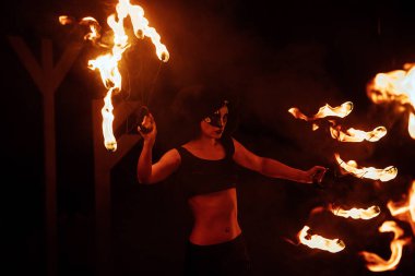 Karanlıkta tehlikeli ve güzel bir fireshow. Mitolojik yaratıklardan oluşan kostümlü sanatçılar ellerinde yanan personel ve yelpaze tutuyorlar. Ateşle hokkabaz