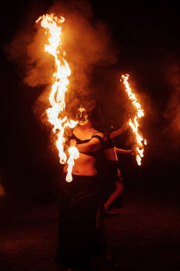 Karanlıkta tehlikeli ve güzel bir fireshow. Mitolojik yaratıklardan oluşan kostümlü sanatçılar ellerinde yanan personel ve yelpaze tutuyorlar. Ateşle hokkabaz