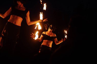 Karanlıkta tehlikeli ve güzel bir fireshow. Mitolojik yaratıklardan oluşan kostümlü sanatçılar ellerinde yanan personel ve yelpaze tutuyorlar. Ateşle hokkabaz