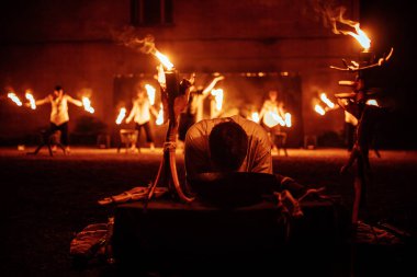 Karanlıkta tehlikeli ve güzel bir fireshow. Mitolojik yaratıklardan oluşan kostümlü sanatçılar ellerinde yanan personel ve yelpaze tutuyorlar. Ateşle hokkabaz