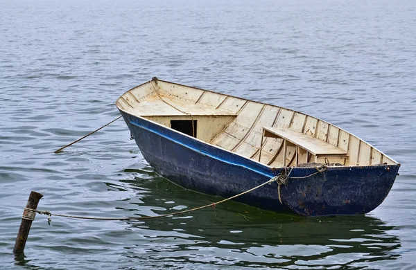 Kleine boot in het meer — Stockfoto