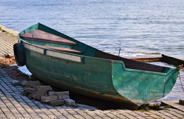 Μικρό πράσινο βάρκα με κουπιά — Φωτογραφία Αρχείου