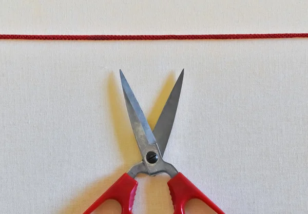 Ножиці і червона мотузка — стокове фото
