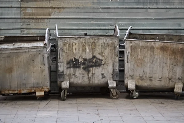 Három dumpsters, az utcán — Stock Fotó