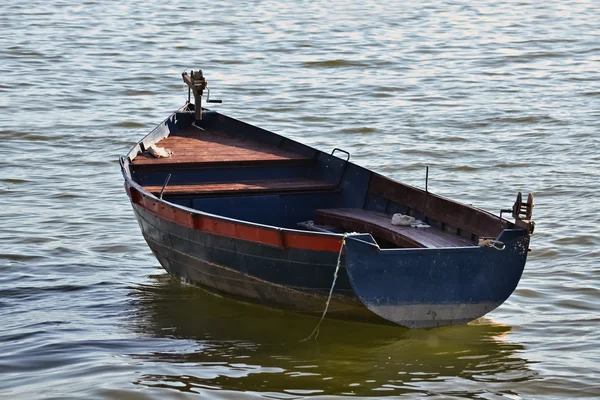 Якорная старая лодка — стоковое фото