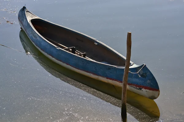 Verankerde blauwe kano — Stockfoto