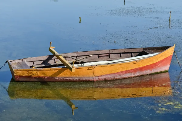 Anchored yellow rowboat — Stock Photo, Image