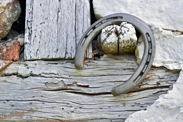 Horseshoe on a rustic wall — Stock Photo, Image