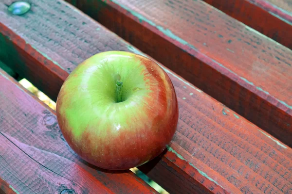 Apple on bench — Stock Photo, Image