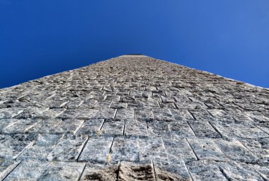 Taş kule ve gökyüzü