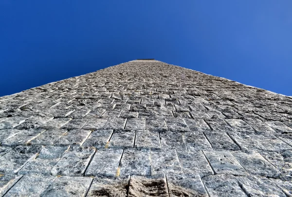 Wieża z kamienia i niebo — Zdjęcie stockowe