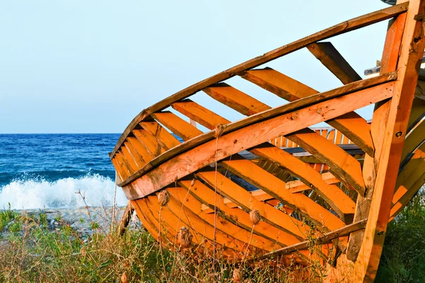 Barco en la orilla A —  Fotos de Stock