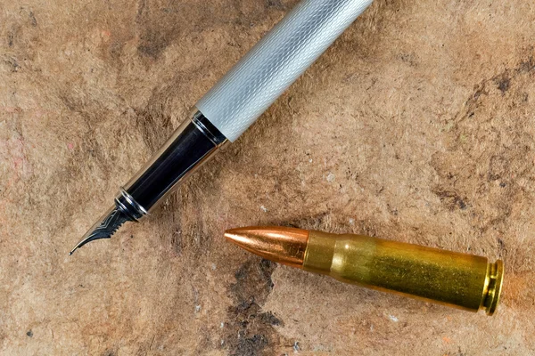 Ручка и пуля — стоковое фото