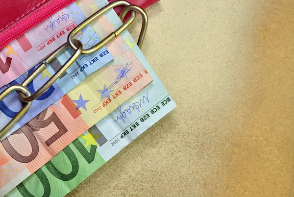 De post Bankbiljetten in een rode portemonnee — Stockfoto