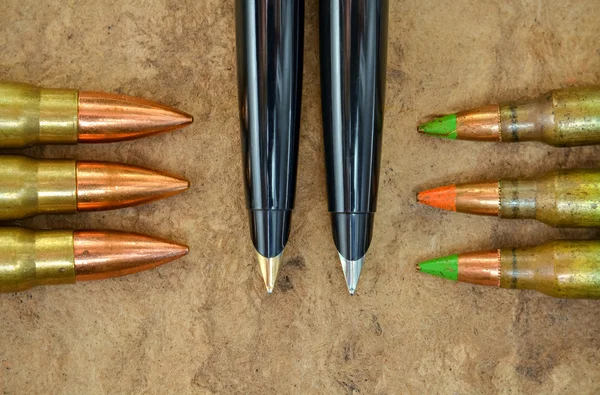 Kugelschreiber und Kugeln — Stockfoto