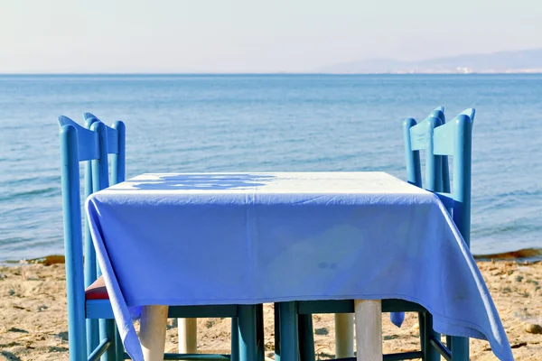 Table on the beach — Stock Photo, Image