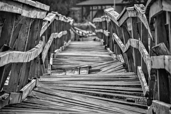 Vecchio ponte di legno — Foto Stock
