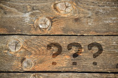 Üç soru işaretleri