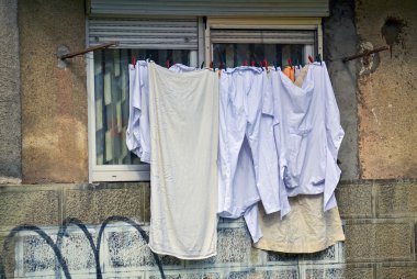 Çamaşırhane bir clothesline üzerinde kurutma