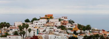 Ada tepesindeki bulutlu şehir manzarası arka planda 