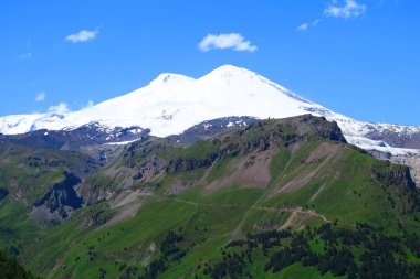 Cheget Dağı 'nın yamacından görkemli Elbrus Dağı' nın manzarası