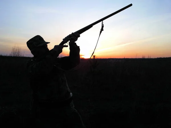 Jäger Auf Dem Hintergrund Der Untergehenden Sonne — Stockfoto