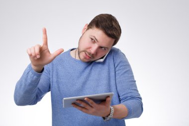 genç erkek dijital tablet kullanma