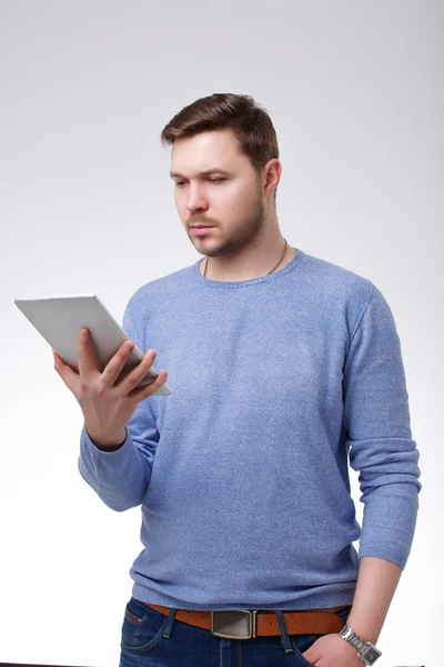 Mladý muž pomocí digitálních tabletu — Stock fotografie