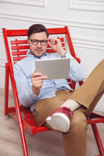 Uomo attraente che lavora su tablet pc a casa — Foto Stock