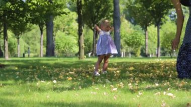 mutlu küçük çocuk, gülen ve annesiyle oynayan bebek kız