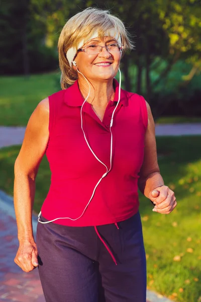 Mujer mayor activa corriendo —  Fotos de Stock