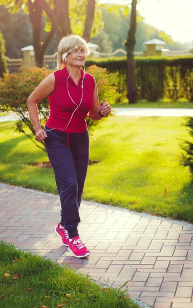 Mujer mayor activa corriendo —  Fotos de Stock