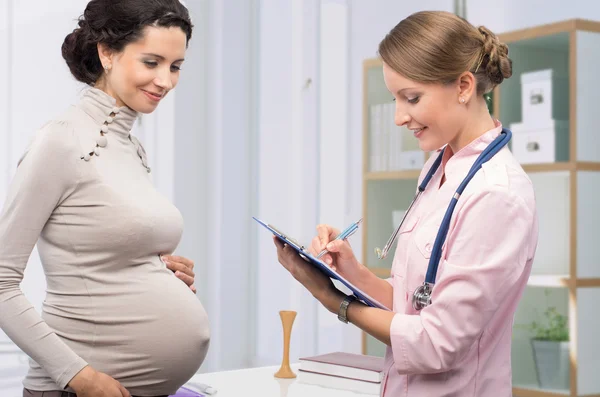 Doktor s pacientů těhotná žena — Stock fotografie