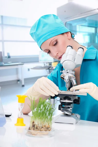 Mujer bióloga trabajando con microscopio —  Fotos de Stock