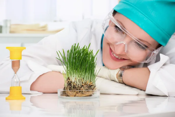 Woman biologist — Stock Photo, Image