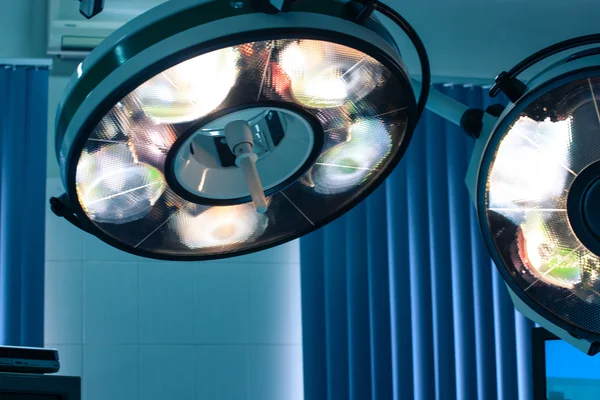 Ameliyat odasında cerrahi lambalar