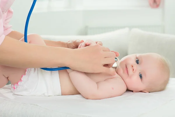 Kinderarzt untersucht kleines Baby — Stockfoto