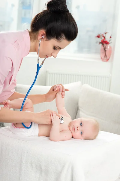 Barnläkare inspektion av lilla bebis — Stockfoto