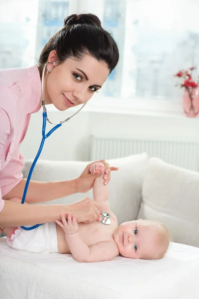 küçük bebek çocuk doktoru muayene